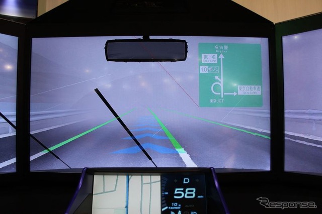 ゲリラ豪雨にあったところ。車線は標識をHUDでアシストしてくれる