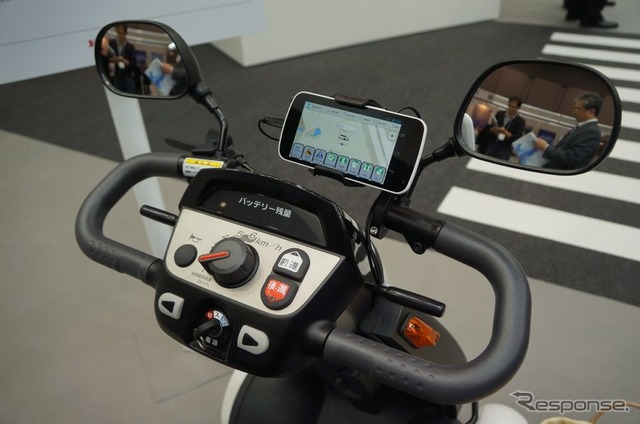 ITS世界会議のホンダブース、シニア向け電動カート「モンパル」にWiFi機能を搭載した端末を用意して、歩行者や車とのコミュニケーションを実現する技術を紹介