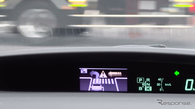 優先道路側に車両がいることを知らせ、進もうとすると警告が行われる