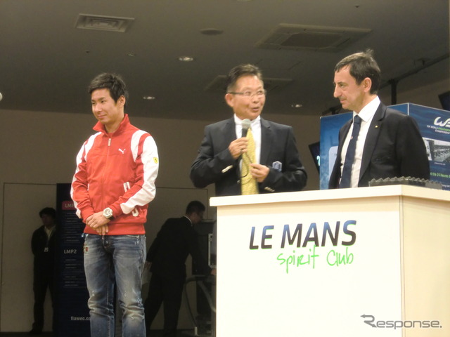 前日夜、高橋国光さん(中央)のルマン殿堂入りを祝う席で、未来を担う世代の代表としてプレゼンターを務めた小林可夢偉(左)。