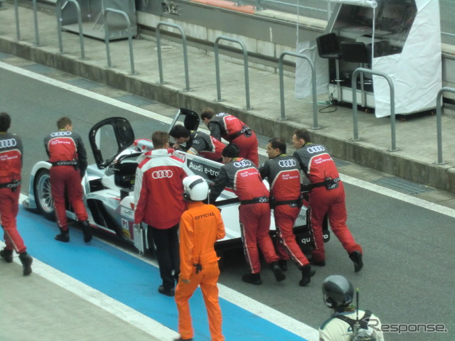 アウディのクルーたちの作業は的確にして迅速。