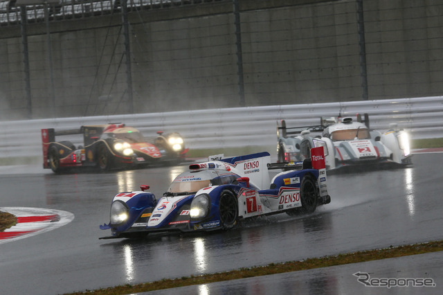 アウディ1号車のピットで暫定トップに立ったトヨタ TS030ハイブリッド 7号車