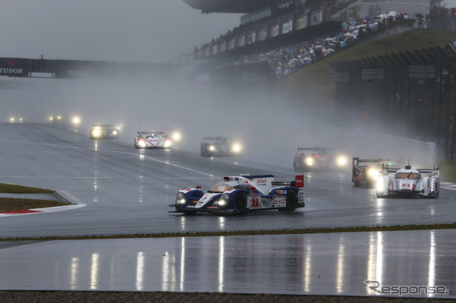 アウディ1号車のピットで暫定トップに立ったトヨタ TS030ハイブリッド 7号車