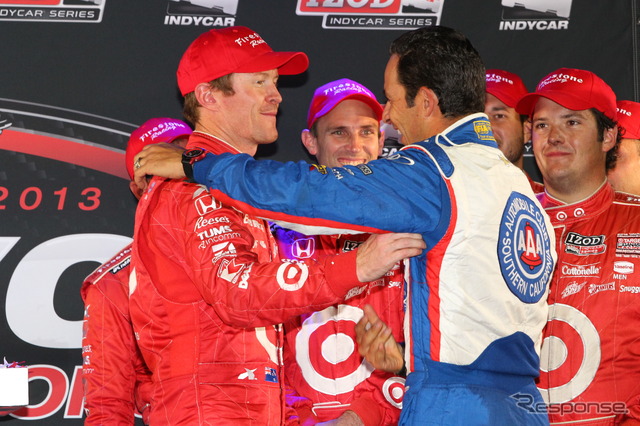 ディクソン(左)とカストロネベスが健闘を讃え合う。写真:Indycar