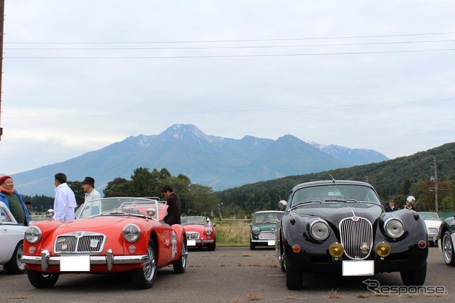 MG・A(左)と、ジャガー・MK2 3.8