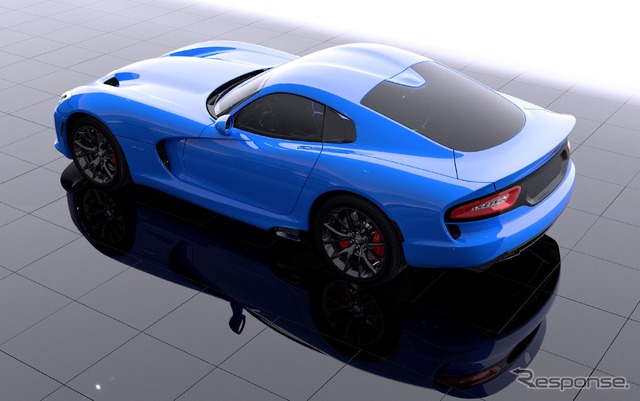 2014年モデルのSRTバイパーの新設定のブルー