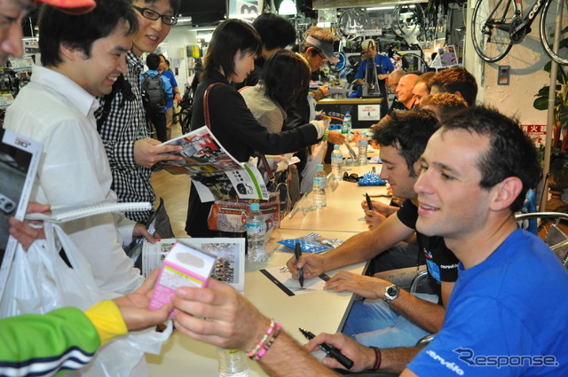 ガーミン・シャープの選手によるサイン会、撮影会
