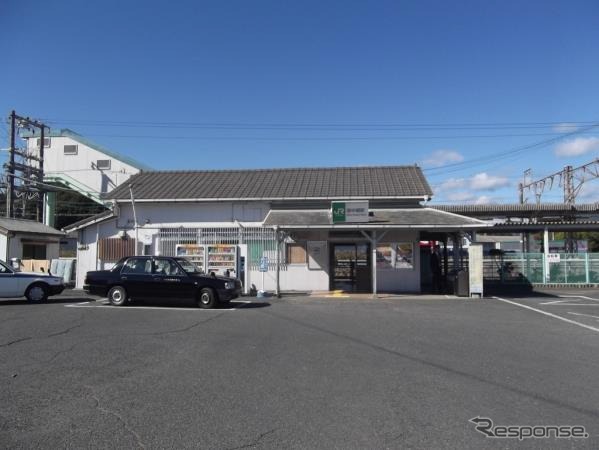 現在の南中郷駅の駅舎。老朽化のため改築される。新駅舎は2014年3月の使用開始を予定している。