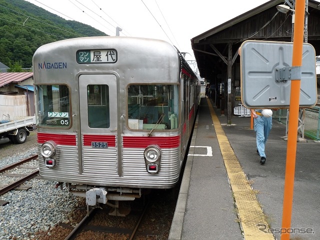 長野電鉄の3500系。現在の東京メトロ日比谷線で運用されていた3000系を譲り受け、2両編成と3両編成に改造して導入された。