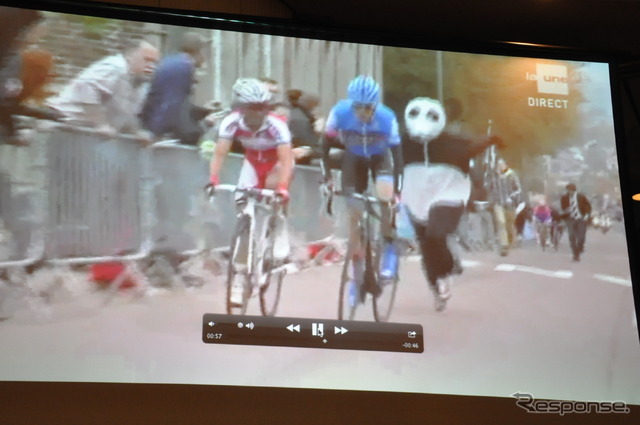 以前のレースで、ダニエル・マーティン選手のすぐ後ろにパンダの着ぐるみをきた客がレースに乱入。