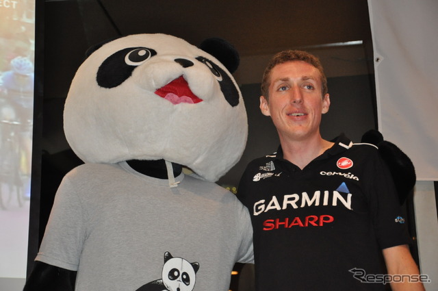 以前のレースで、ダニエル・マーティン選手のすぐ後ろにパンダの着ぐるみをきた客がレースに乱入。このハプニングも笑いに。