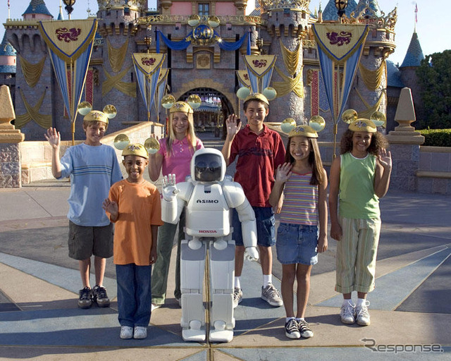 ミッキーが ASIMO にこんにちは…ディズニー新アトラクション