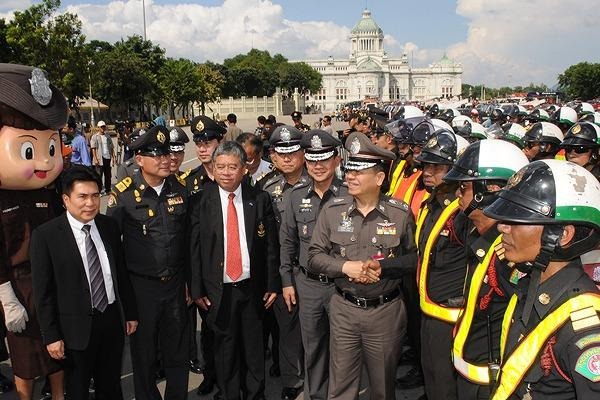 集中取り締まりに出動する交通警官（２１日）