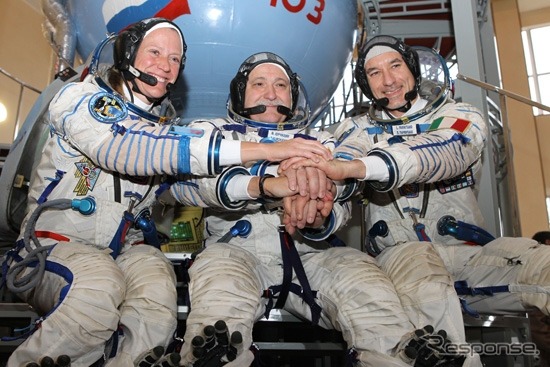 飛行前の最終訓練でソユーズカプセルの前にて。左からナイバーグ、ユールチキン、パルミターノ宇宙飛行士。