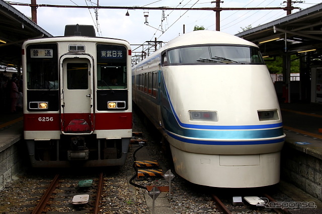 東武日光駅に停車中の特急スペーシア（右）。11月から交通系ICカードで車内販売を利用できるようになる。
