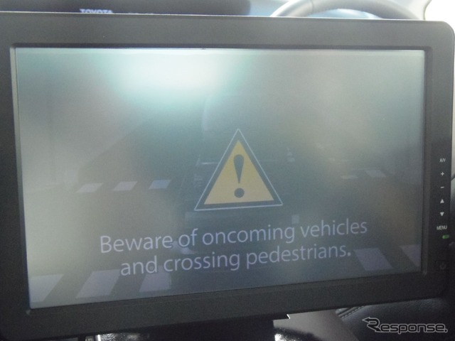 車載に搭載された機器(HMI)に、アラートが表示される。やってくる車両や横断ほどをわたる歩行者に注意