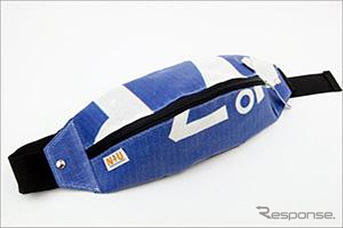 横断幕をリサイクルしたボディバッグ