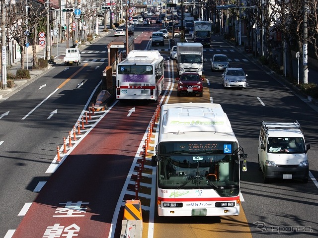 日本では名古屋の基幹バスがBRTに準じた交通システムといえ、道路中央に基幹バスの車線と停留所が設けられている。ただしラッシュ時以外は専用ではなく優先車線となるため、一般車も進入する。