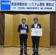 授賞式に出席した横浜ゴム工業資材事業部長の島田淳(右)と工業資材技術部長の天野成彦(左)