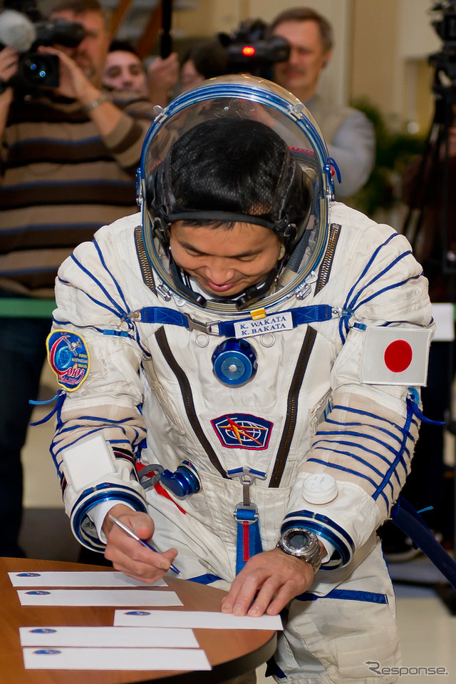 試験開始にあたり署名を行う若田宇宙飛行士（出典：JAXA／GCTC）