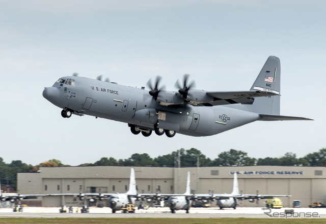 空輸されるC-130Jスーパー・ヘラクレス