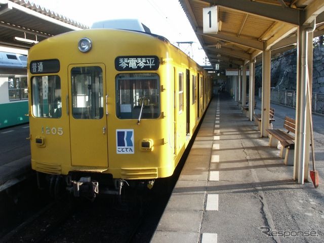 高松築港駅で発車を待つ琴電琴平行きの列車。綾川駅の開業にあわせ、高松築港～滝宮間の運行頻度を高めるダイヤ改正も実施される。