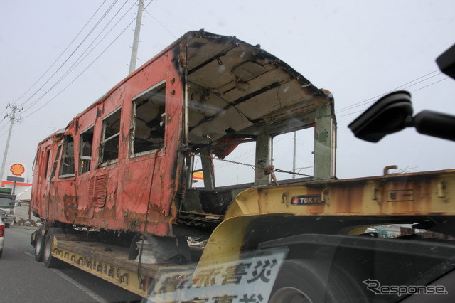 東日本大震災発生から3カ月後の2011年6月、女川町内で見かけた気動車の車体の搬送。女川駅に保存されていたキハ40 519と見られる。