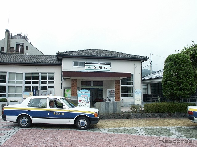 震災前の石巻線女川駅(2006年)。津波被害を避けるため内陸側に約200m移設する。