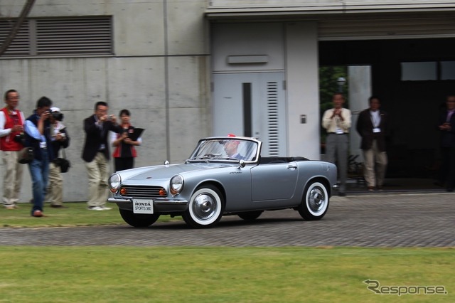 ホンダ・スポーツ360(復刻)。ドライバーは元社長の川本信彦氏