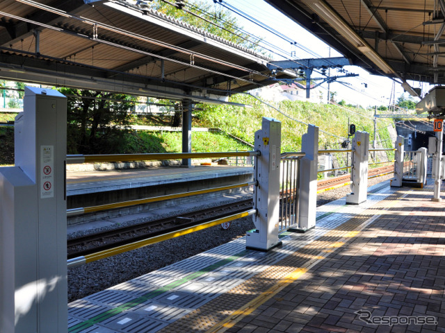 相鉄いずみ野線弥生台駅で10月27日から実証試験が始まった昇降バー式ホーム柵。写真は閉じた状態