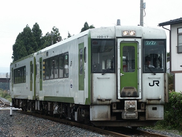 釜石線の列車はキハ100形気動車で運転されている。C58形蒸気機関車がけん引するSL列車『SL銀河鉄道』（仮称）の運転もまもなく開始される予定だ。