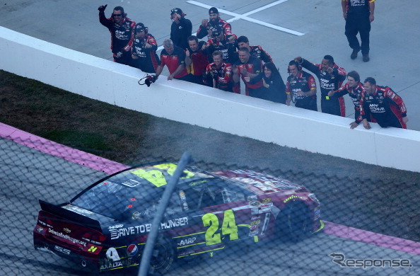 クルー達と勝利を喜ぶジェフ・ゴードン