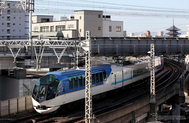 京都駅を後にする50000系「しまかぜ」。臨時列車として京都駅に入線したことはあるが、2014年秋からは京都~賢島間でも定期的に運転されるようになる模様。