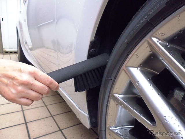 タイヤブラシでホイールハウスを洗う