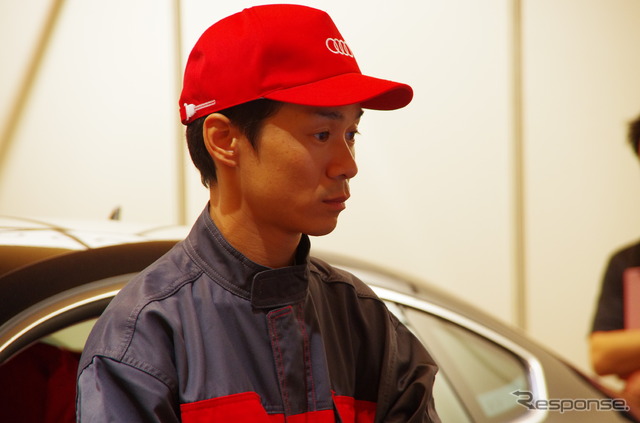 ディスプレイを見つめる競技者は真剣そのもの。力ずくではどうにもならない作業だけに冷静さも必要となる。