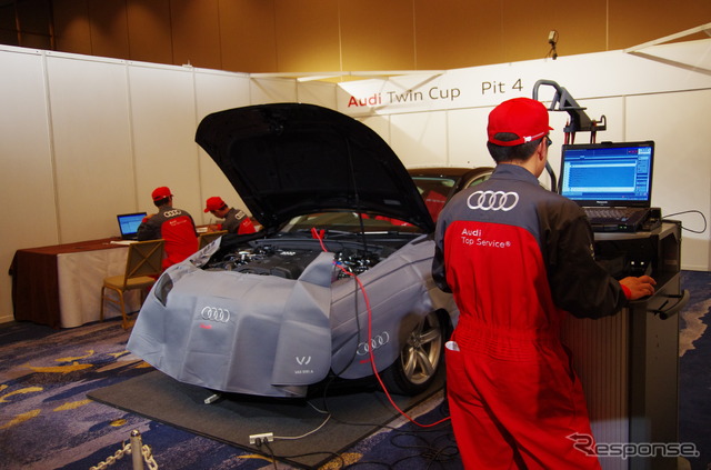 テクノロジー部門の競技中。手前のスタンドが車両に接続した専用テスター。奥の机にもパソコンがある。