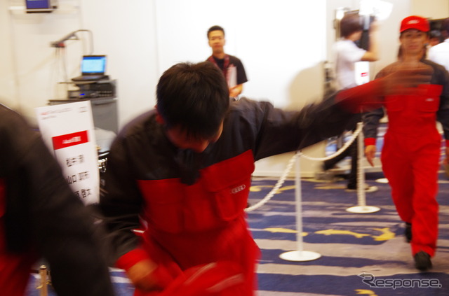 競技中は冷静さを保っていた競技者が、退場のときには応援席に向かって歓喜のガッツポーズ。力を出しきれたようだ。