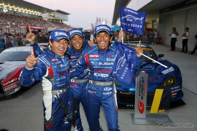 今季第5戦鈴鹿1000kmでBRZでのGT300初優勝を達成した山野哲也、井口卓人、佐々木孝太(右から)。写真:SUBARU/STI