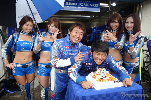 オートポリス戦での山野のバースデー祝い。写真:SUBARU/STI