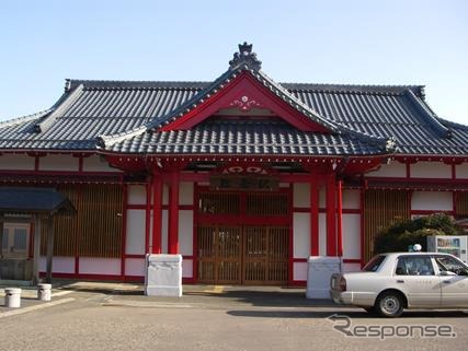 リニューアル工事が完成した弥彦駅。外観に大きな変化はないが、塗装の塗り替えなどが行われている。
