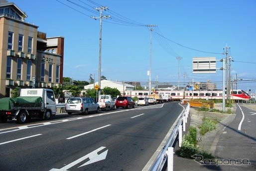高架化工事に着手する前の国道247号と名鉄河和線の交差部。