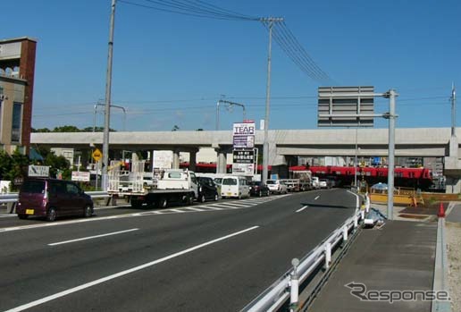 現在の国道247号と名鉄河和線の交差部。上り線は既に高架線に切り替えられている。