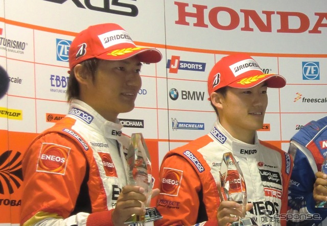 最終戦で今季初ポール、#6 SC430の大嶋(左)と国本。