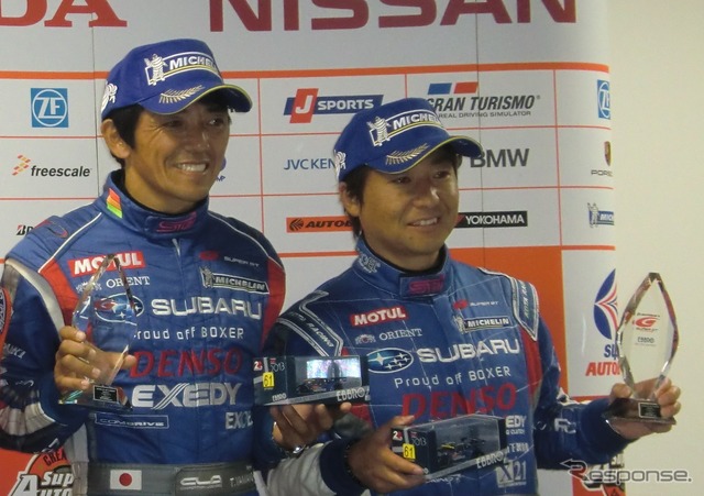 GT300のポールシッター、山野（左）と佐々木。