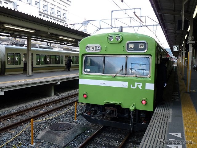 京都駅で発車を待つJR奈良線の普通列車。「京都フリーパス」では京都駅から宇治市内の宇治駅までをフリーエリアにしている。