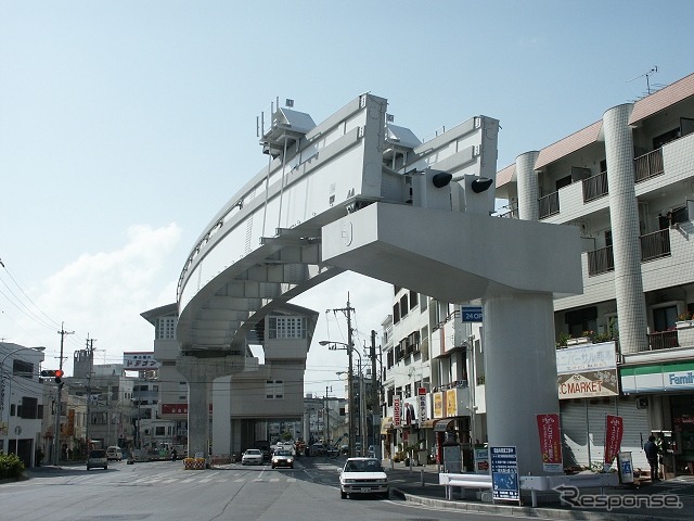 現在の終点・首里駅の先にあるモノレール軌道の末端部。延伸ルートに向けて軌道がカーブを描いている。