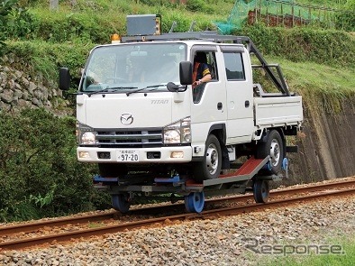 着脱式の軌道走行用台車を使って線路を走る「レールランナー」。レールテックは1tトラック車タイプのレールランナーをこのほど開発した。