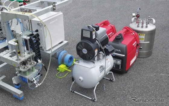 軌道自転車につないで使用する推進式継目塗油機。軌道自転車の運転手が塗油機の操作も同時に行える。