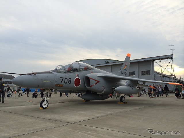 航空祭は15時終了だが、完全クローズにはそれから約3時間ほど要した。写真は入間基地所属のT-4練習機。