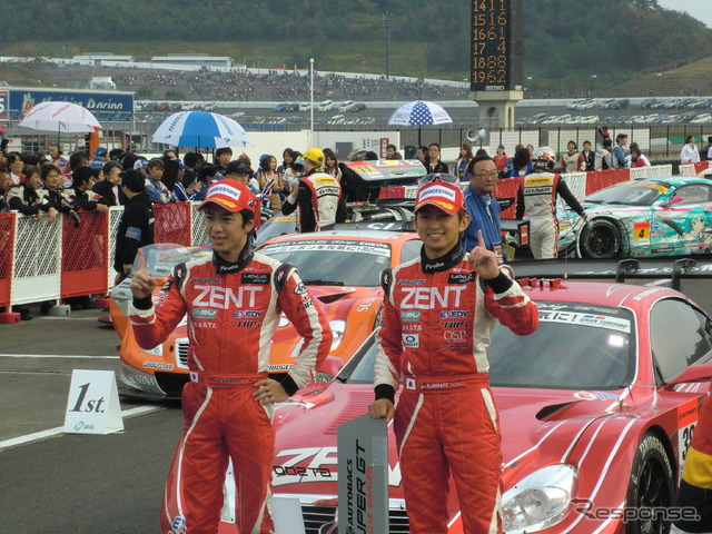 GT500チャンピオンを獲得した立川祐路(左)と平手晃平。